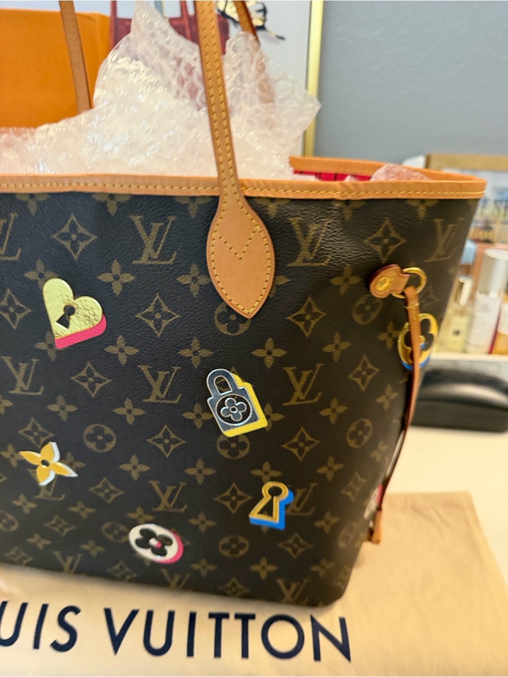 Louis Vuitton Neverfull MM : Limited Edition Love Lock 🥰♥️ - Picture 11 of 15